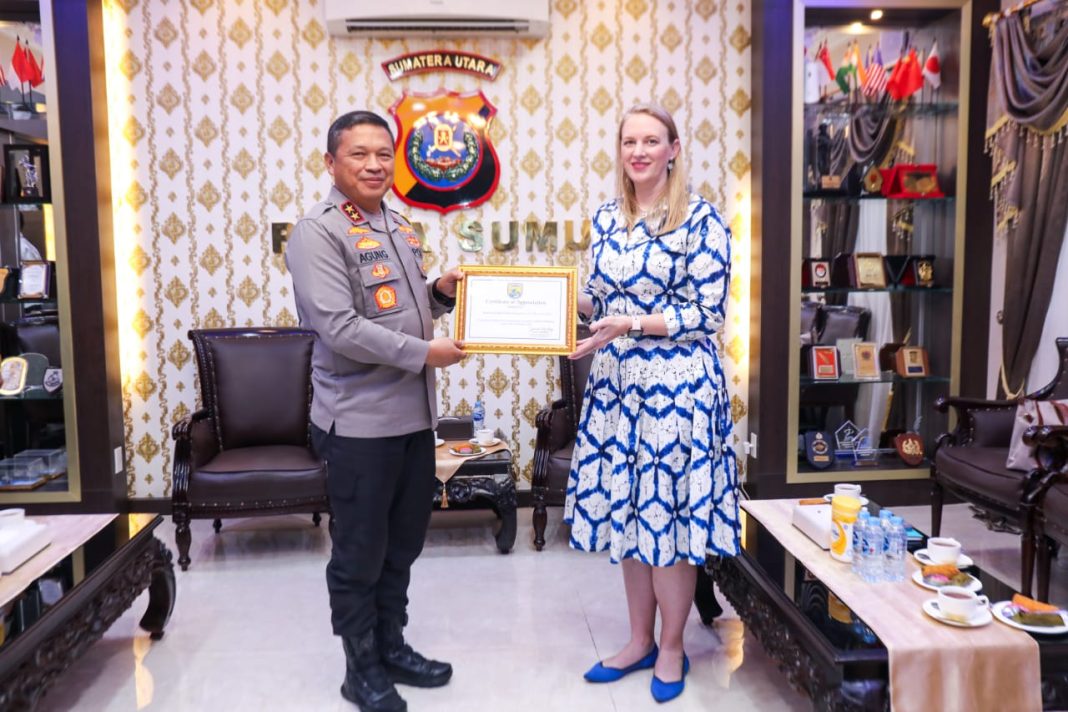 Kapolda Sumut Irjen Pol Agung Setya Imam Effendi menerima penghargaan dari Kedutaan Amerika Serikat yakni Special Agent of Diplomatic Security Service Mrs Sue Wells atas keberhasilan pengungkapan kejahatan satwa dilindungi, Selasa (24/10/2023). (Dok/Polda Sumut)