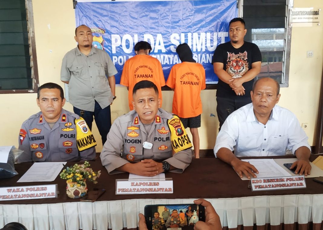 Kapolres Pematangsiantar AKBP Yogen Heroes Baruno saat memimpin pres release di Mako Polres Pematangsiantar, Senin (23/10/2023).