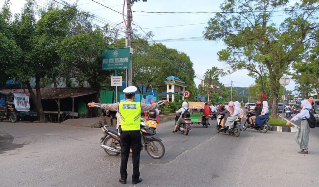 Personel Sat Lantas Polres Langkat melakukan pengaturan lalu lintas di persimpangan Jalan Jenderal Sudirman, Kecamatan Stabat, Kabupaten Langkat, Rabu (25/10/2023). (Dok/Polres Langkat)