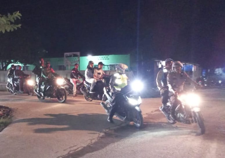 Kapolsek Tanjung Beringin AKP Tobat Sihombing bersama Camat Tanjung Beringin Elmiati mengikuti patroli gabungan skala besar yang digelar Polres Sergai bersama Forkopimcam Tanjung Beringin, Sabtu (21/10/2023) malam. (Dok/Polsek Tanjungberingin)