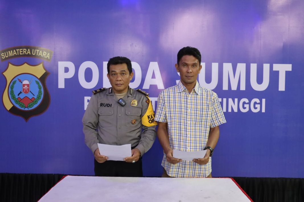 Plh Kasi Humas Polres Tebingtinggi Iptu Rudi Asman didampingi Ps Kasat Resnarkoba Iptu Aris Darma Barus di Aula Kamtibmas Polres Tebingtinggi, Selasa (24/10/2023). (Dok/Humas Polres Tebingtinggi)