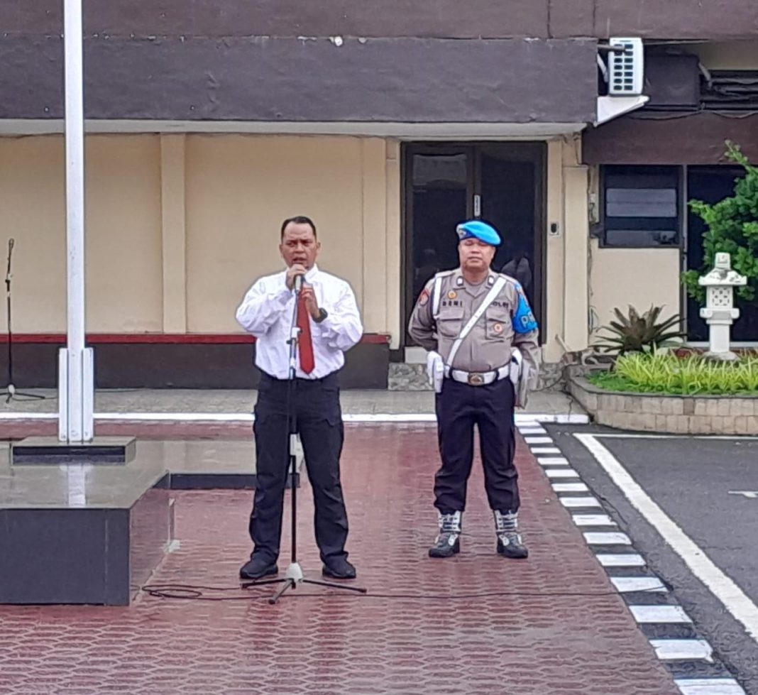 Kabag Ops Polrestabes Medan AKBP Yasir Ahmadi SIK MH memimpin rapat sekaligus memberikan pengarahan kepada personel di Aula Bag Ops Mapolrestabes, Senin (23/10/2023). (Dok/Polrestabes Medan)