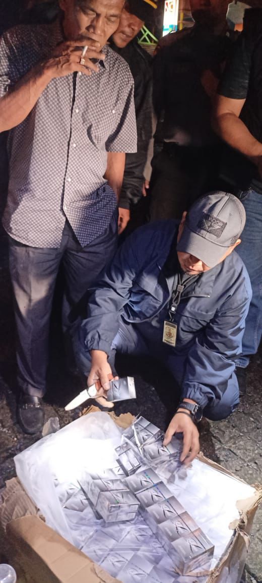 Tim Gabungan Polrestabes Medan menemukan ribuan bungkus rokok ilegal saat melakukan razia di daerah perbatasan tepatnya Kecamatan Sibolangit, Kabupaten Deliserdang. (Dok/Polrestabes Medan)