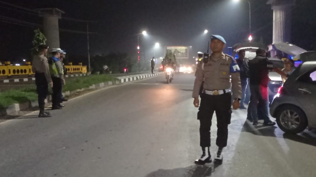 Personel Satres Narkoba Polrestabes Medan dan Propam menggelar razia di Jalan Medan-Binjai Km 16 tepatnya di jembatan Megawati, Selasa (24/10/2023). (Dok/Polrestabes Medan)