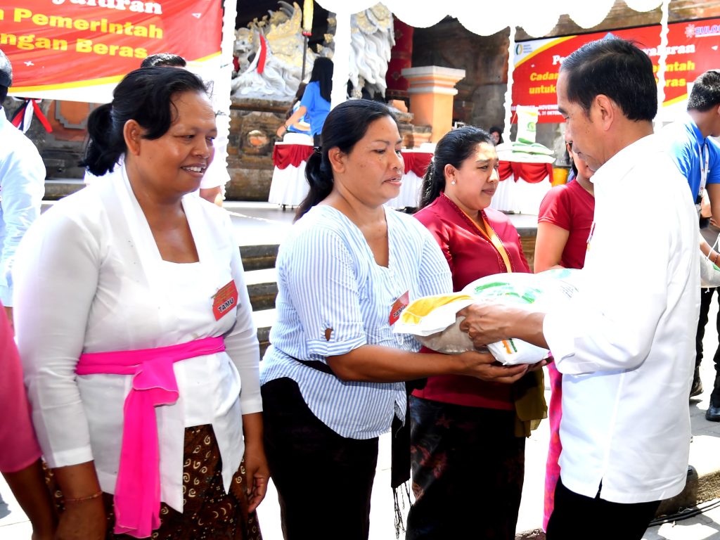 Presiden Jokowi Serahkan Bantuan Pangan bagi Masyarakat di Gianyar, Selasa (31/10/2023). (Dok/BPMI Setpres)