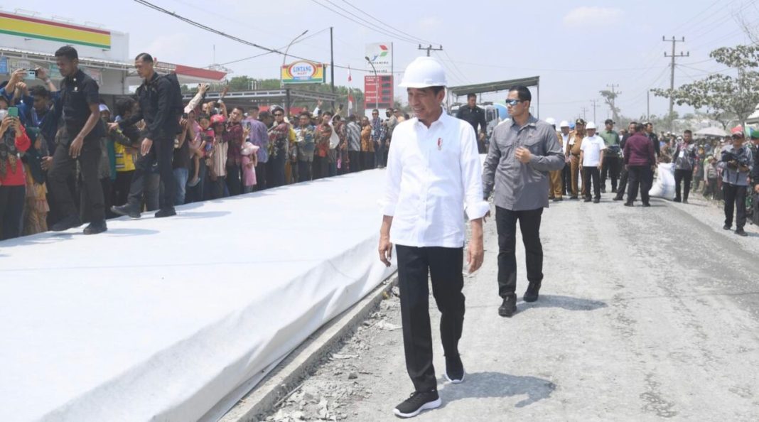 Presiden Jokowi meninjau secara langsung preservasi rekonstruksi jalan ruas Simpang Randu-Seputih Surabaya yang terletak di Kabupaten Lampung Tengah, Provinsi Lampung.