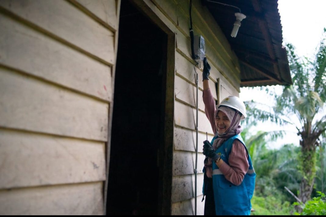 Simulasi petugas srikandi volunteer melakukan pemasangan kwh meter disalah satu rumah penerima listrik gratis program srikandi movement di Siunggam Jae, Padangsidimpuan, Minggu (29/10/2023). (Dok/PLN)