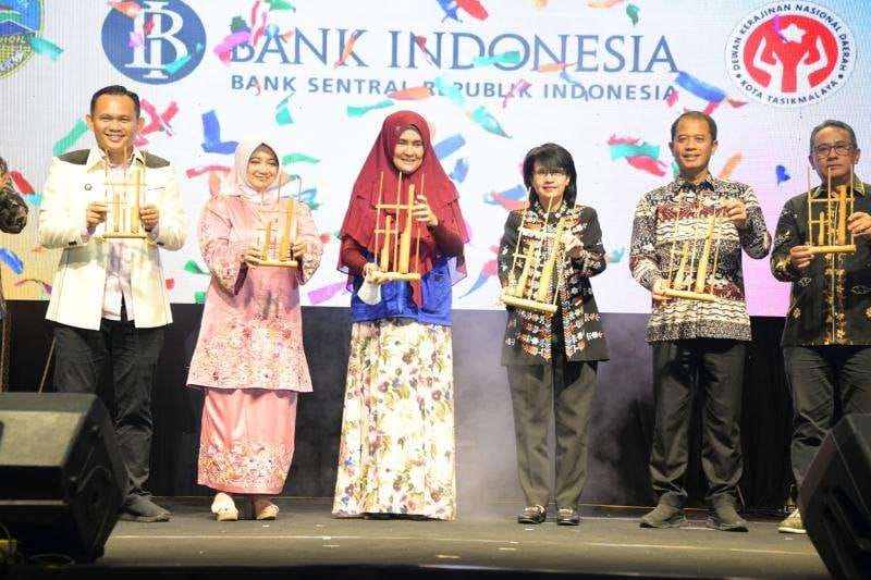 Pj Ketua Dekranasda Jawa Barat Amanda Soemedi Bey Machmudin menghadiri acara Pembukaan Puspa Kriya 3 Kolaborasi dengan PKPT Bank Indonesia di Taman Kota Tasikmalaya, Jumat (20/10/2023). (Dok/Kominfo Jawa Barat)