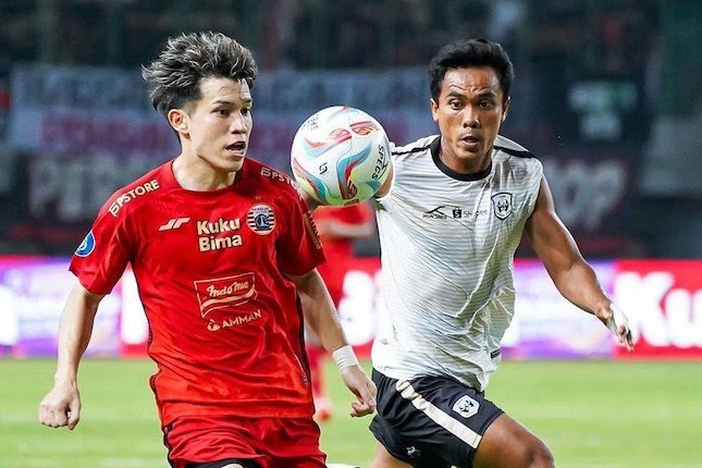 Duel antara penyerang sayap Persija Jakarta, Ryo Matsumura dengan bek kiri RANS Nusantara FC, Samsul Arifin pada pekan ke-16 BRI Liga 1 2023/2024, Minggu (22/10/2023) WIB. (Dok/Persija Jakarta Official)