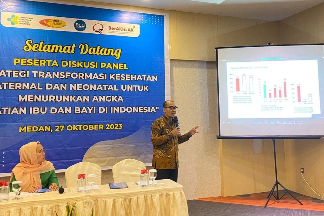 Direktur Utama RSUP H Adam Malik dr Zainal Safri MKed (PD) SpPD-KKV SpJP (K) memberikan kata sambutan dalam Diskusi Panel Strategi Transformasi Kesehatan Maternal dan Neonatal untuk Menurunkan Angka Kematian Ibu dan Bayi di Indonesia, Jumat (27/10/2023). (Dok/Humas RSUP H Adam Malik)