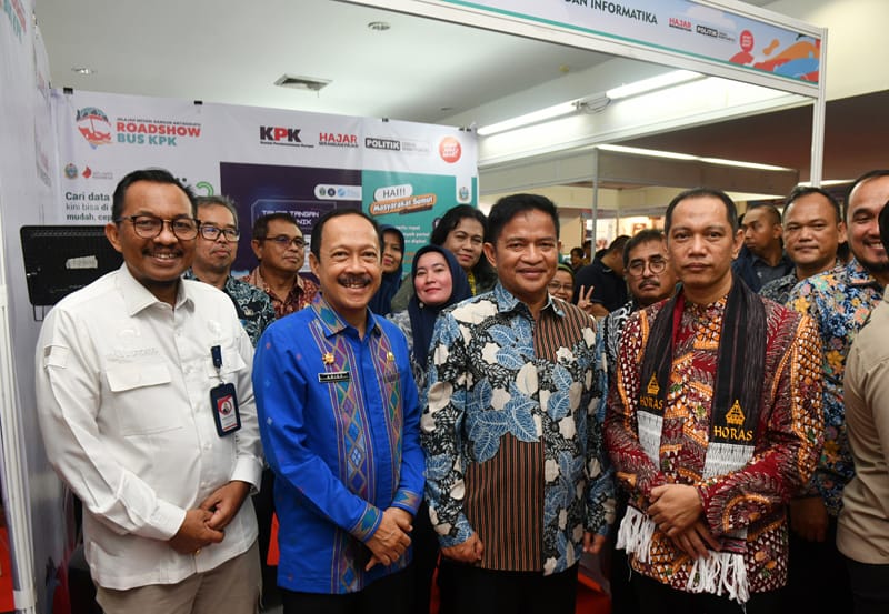 Pj Gubernur Sumut Dr Hassanudin foto bersama dengan lainnya usai membuka secara resmi Roadshow Bus KPK 2023 di Kompleks Tapian Daya, Jalan Gatot Subroto, Medan, Kamis (26/10/2023). (Dok/Kominfo Sumut)