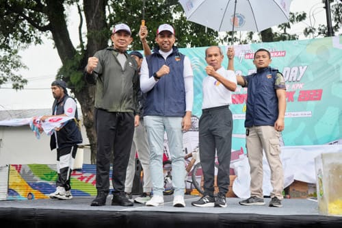 Inspektur Kota Medan Sulaiman Harahap bersama dengan Direktur Sosialisasi dan Kampanye Antikorupsi KPK Amir Arief melepas keberangkatan Roadshow Bus KPK 