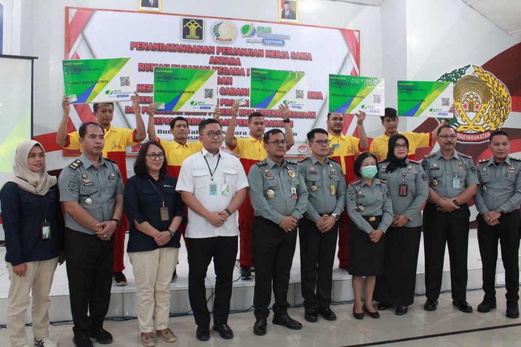 Kepala Rutan Kelas I Medan Nimrot Sihotang berfoto bersama para WBP usai penyerahan BPJS Tenaga Kerja di Rutan Kelas I Medan, Rabu (25/10/2023). (Dok/Rutan Kelas I Medan)