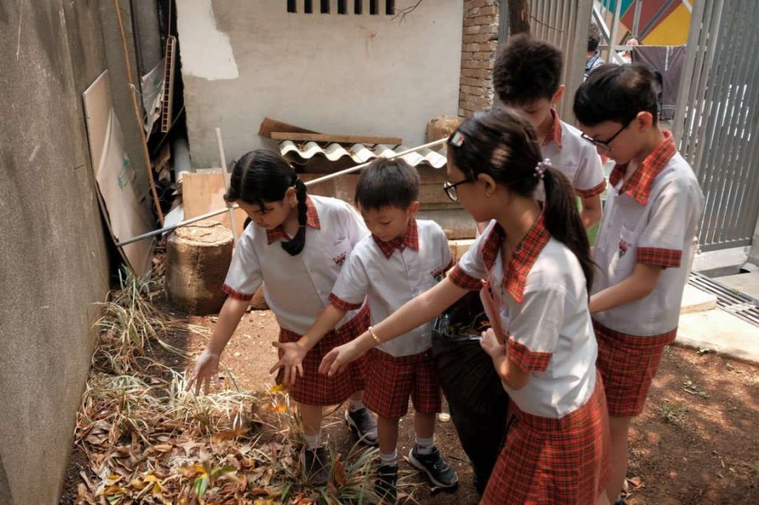 Siswa- siswi SD Pelita Fajar Kota Bandung menerapkan penanganan dan pengolahan sampah. (Dok/Kominfo Bandung)