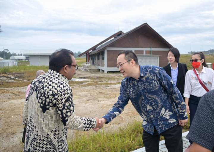 Sekda Humbahas Tonny Sihombing MIP menyambut kedatangan Konsulat Jenderal Republik Rakyat Tiongkok (Konjen RRT) di TSTH2, Kecamatan Pollung, Jumat (20/10/2023). (Dok/Kominfo Humbahas)