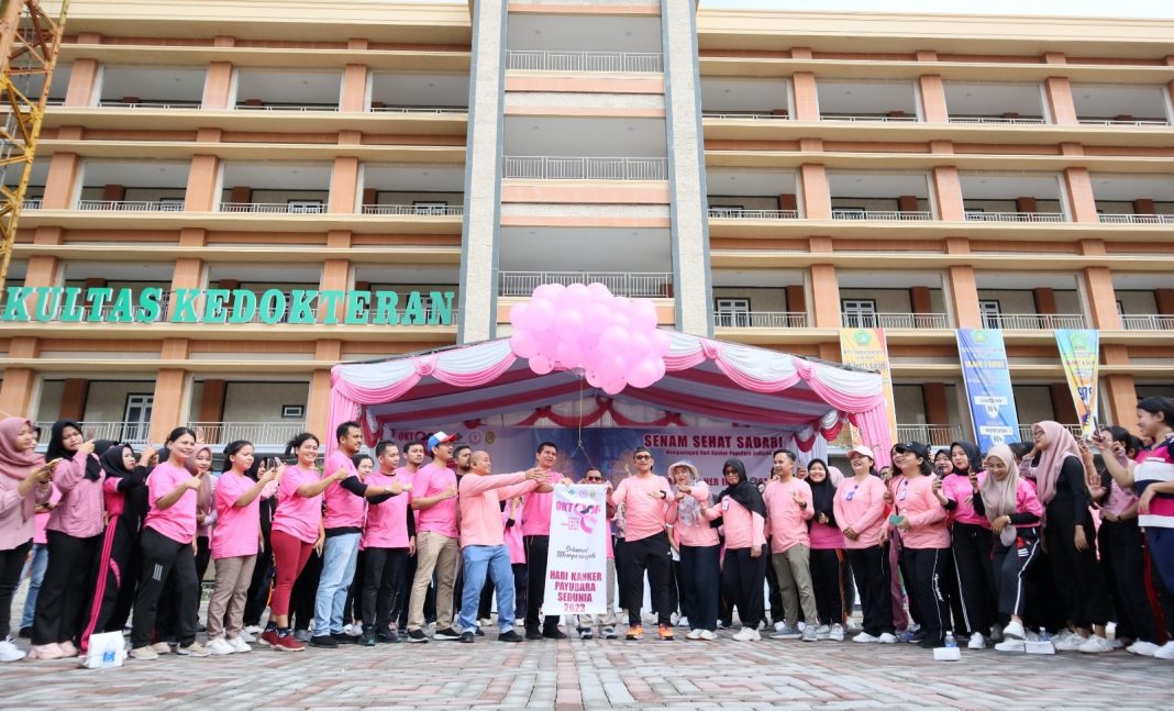 Peserta senam melepaskan balon tandai siap menjadi agen perubahan (agent of change) di lingkungan penderita kanker payudara, di Institut Kesehatan Medistra Lubukpakam, Senin (22/10/2023). (Dok/RSU Grandmed Lubukpakam)