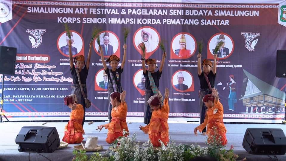 Siswa/i saat menampilkan tarian-tarian pada acara Simalungun Art dan Festival sekaligus Sayembara Mars/Hymne Pematangsiantar di halaman Kantor Dekranasda, Lapangan Parkiran Pariwisata, Jalan Merdeka, Jumat (27/10/2023). (Dok/Kominfo Pematangsiantar)