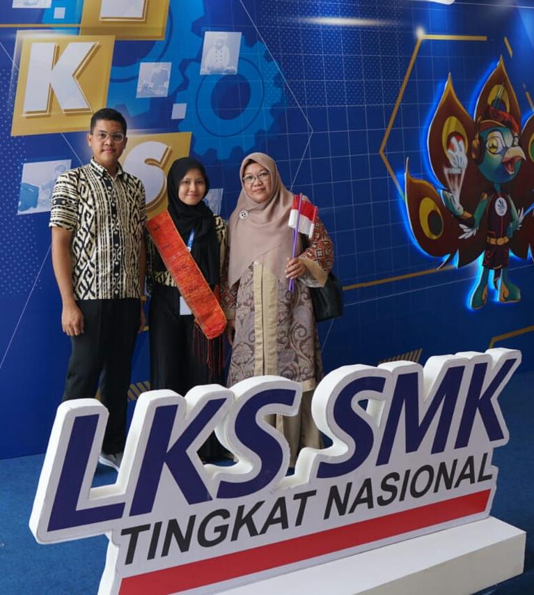 Irma Tiara Siswi SMK AL-Washliyah 2 Perdagangan foto bersama kepala sekolah, Henni Sinaga SE MPd dan guru pembimbing sekolah, Baginda Raja Damanik Amd di Surabaya, Rabu (25/10/2023). (Dok/Kepala SMK Al Washliyah 2 Perdagangan) 