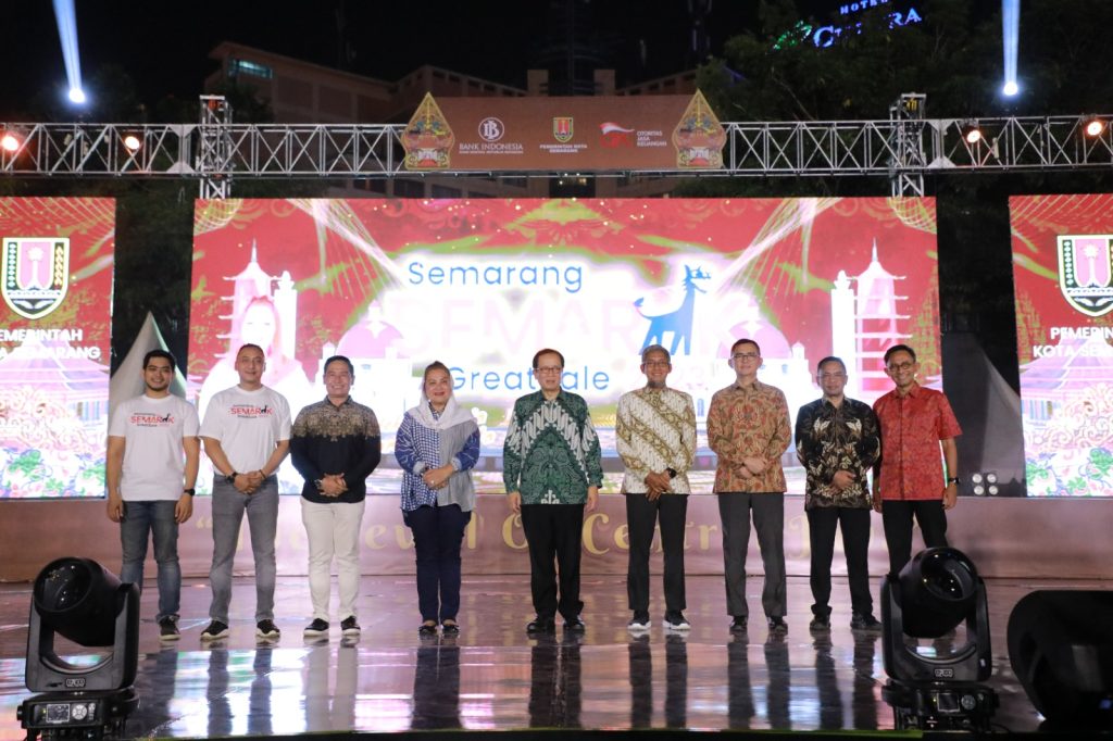 Sekda Jawa Tengah Sumarno foto bersama dengan lainnya di sela acara “The Jewel of Central Java“, di Lapangan Pancasila, Semarang, Sabtu (28/10/2023) malam. (Dok/Kominfo Jawa Tengah)
