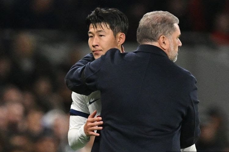 Son Heun-min berpelukan dengan sang pelatih Ange Postecoglou dalam laga pekan kesembilan Liga Inggris 2023-2024 antara Tottenham vs Fulham di Tottenham Hotspur Stadium, Selasa (24/10/2023) dini hari WIB.