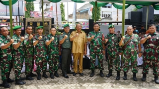 Plt Bupati Langkat H Syah Afandin SH membuka kejuaraan catur santai & turnamen dam batu ceria se Kabupaten Langkat Tahun 2023, di Kantor Koramil 07/Stabat, Senin (23/10/2023). (Dok/Kominfo Langkat)