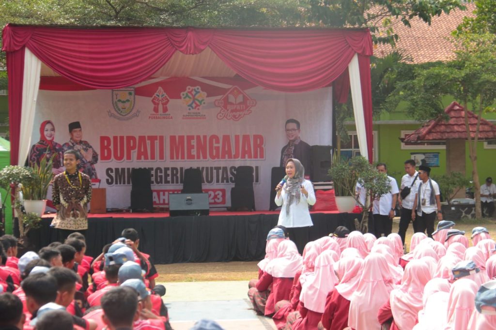 Bupati Purbalingga Dyah Hayuning Pratiwi saat mengisi kegiatan Bupati Mengajar, di SMKN 1 Kutasari, Rabu (25/10/2023). (Dok/Kominfo Purbalingga)