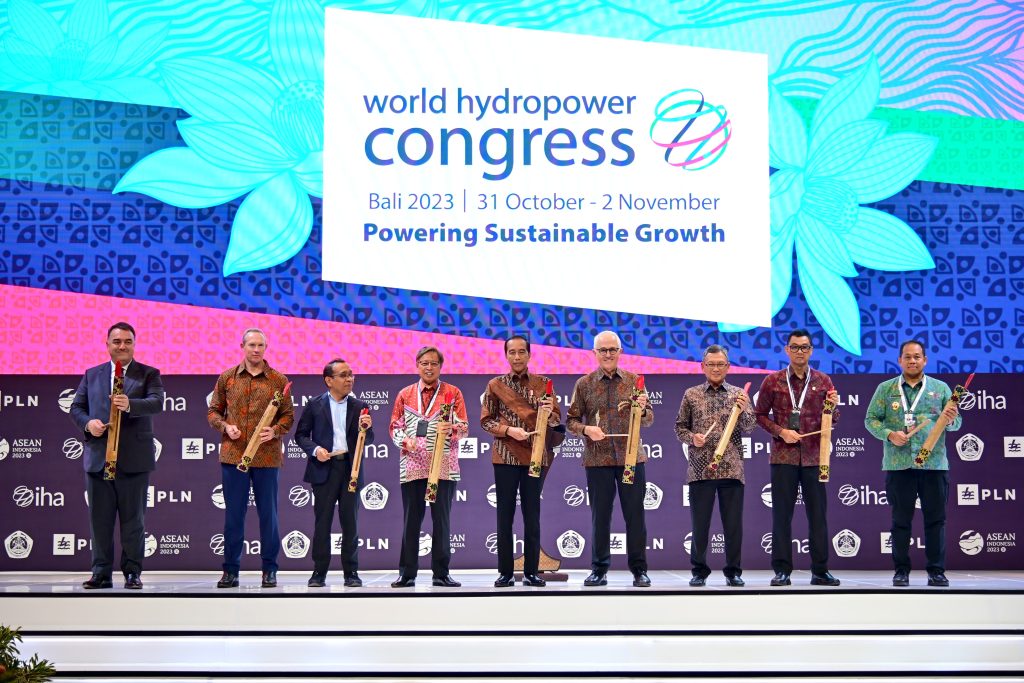 Presiden Joko Widodo bersama Tamu Undangan Memukul Kulkul setelah Membuka World Hydropower Congress di Bali, Selasa (31/10/2023). (Dok/BPMI Setpres)