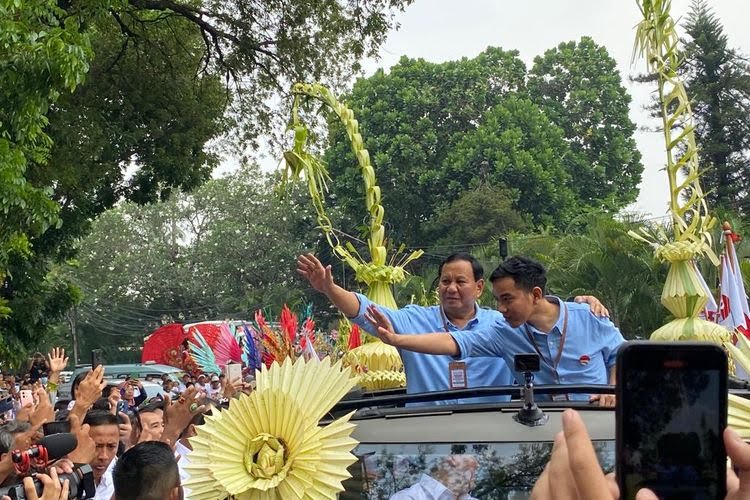 Balon presiden dan wakil presiden dari KIM, Prabowo Subianto dan Gibran Rakabuming Raka bertolak ke Kantor KPU, Jakarta Pusat, dari Taman Suropati.