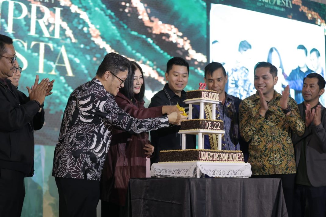 Peringatan Dies Natalis UNPRI ke 22 ditandai pemotongan kue tart.