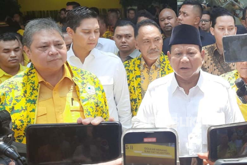 Prabowo Subianto memberikan keterangan kepada wartawan usai menghadiri Rapimnas Partai Golkar di markas partai berlogo pohon beringin itu, Jakarta Barat.