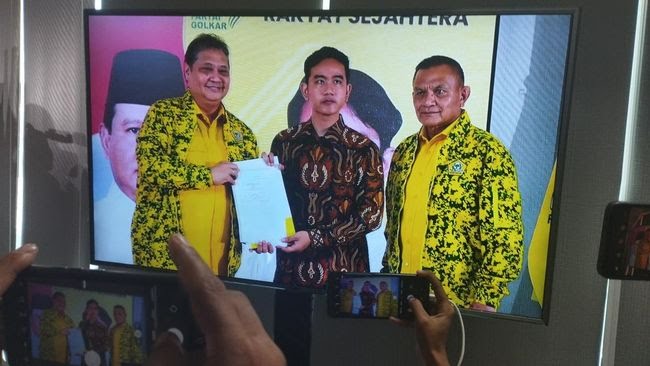 Gibran Rakabuming Raka terima surat keputusan Partai Golkar soal dukungan jadi cawapres Prabowo Subianto.