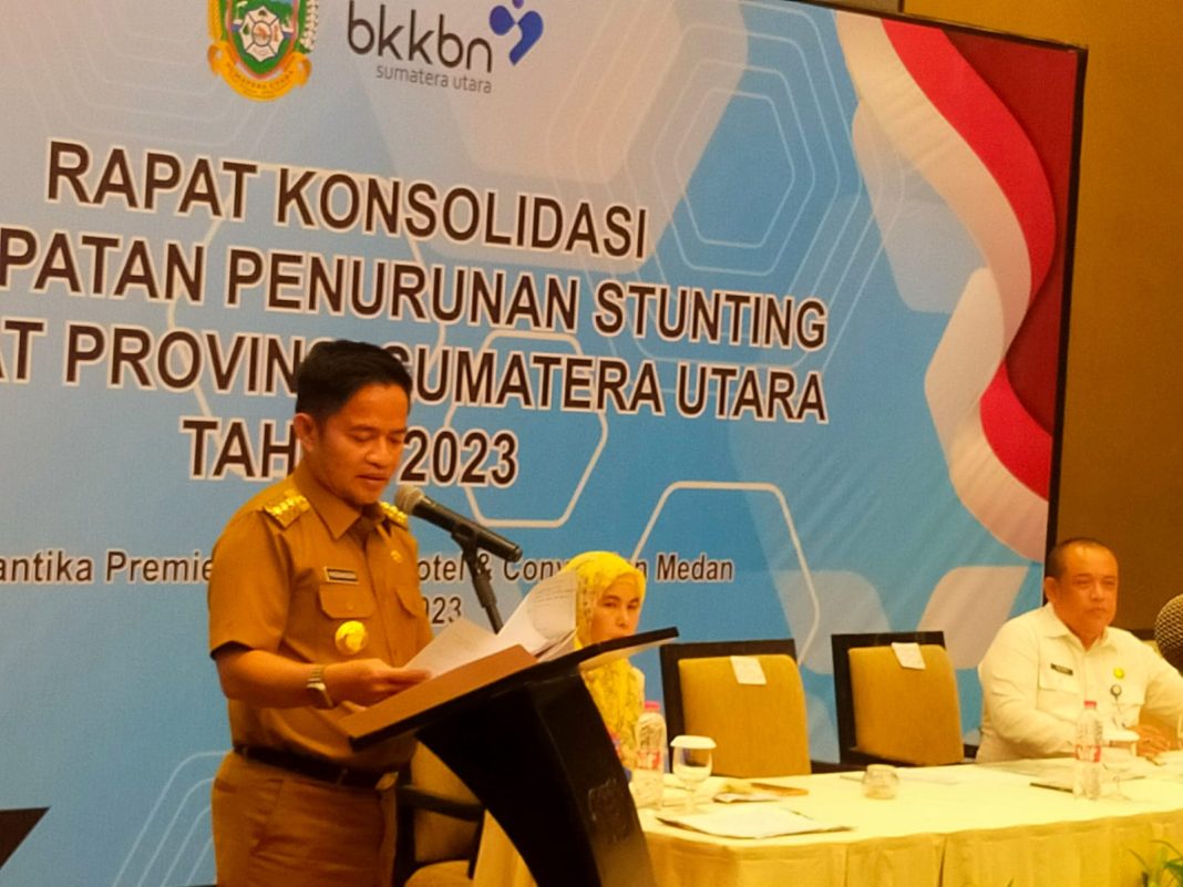 Pj Gubernur Sumut Hassanudin menyampaikan arahan pada Rapat Konsolidasi Percepatan Penurunan Stunting Tingkat Provinsi Sumut dan meminta organisasi perangkat daerah (OPD) Pemprov Sumut untuk memastikan intervensi tersebut terlaksana secara maksimal di Hotel Santika Dyandra, Jalan Kapten Maulana Lubis Medan.