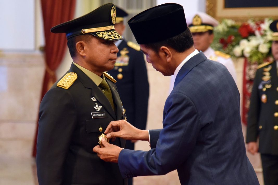 Presiden Jokowi menyematkan lencana kepada KSAD Jenderal Agus Subiyanto, di Istana Negara, Jakarta.