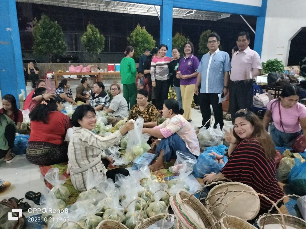 Panitia Lelang-lelang Pengumpulan Dana Pembangunan GBKP Ujung Baru melakukan persiapan penyusunan barang-barang lelang di Jambur Bukit Permai, Jalan Setia Budi, Kecamatan Medan Selayang.