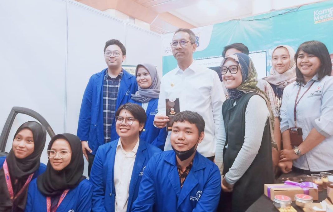 Tim UPER bersama Plt Gubernur DKI Jakarta Heru Budi Hartono yang hadir dalam kegiatan Jakarta Innovation Day 2023.