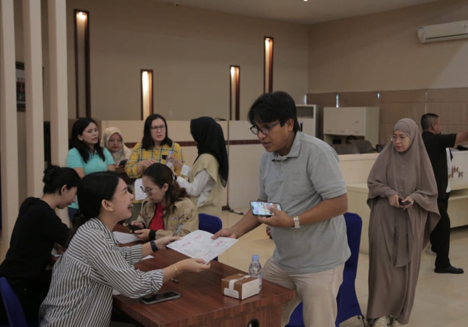 Senior Manager Keuangan, Komunikasi dan Umum, Rizal Sirait melakukan pendaftaran sekaligus pemeriksaan kesehatan untuk melaksanakan donor darah.