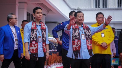 Pasangan bakal capres-cawapres Prabowo Subianto dan Gibran Rakabuming Raka kompak memakai kemeja berwarna biru muda di gedung KPU RI, Jakarta