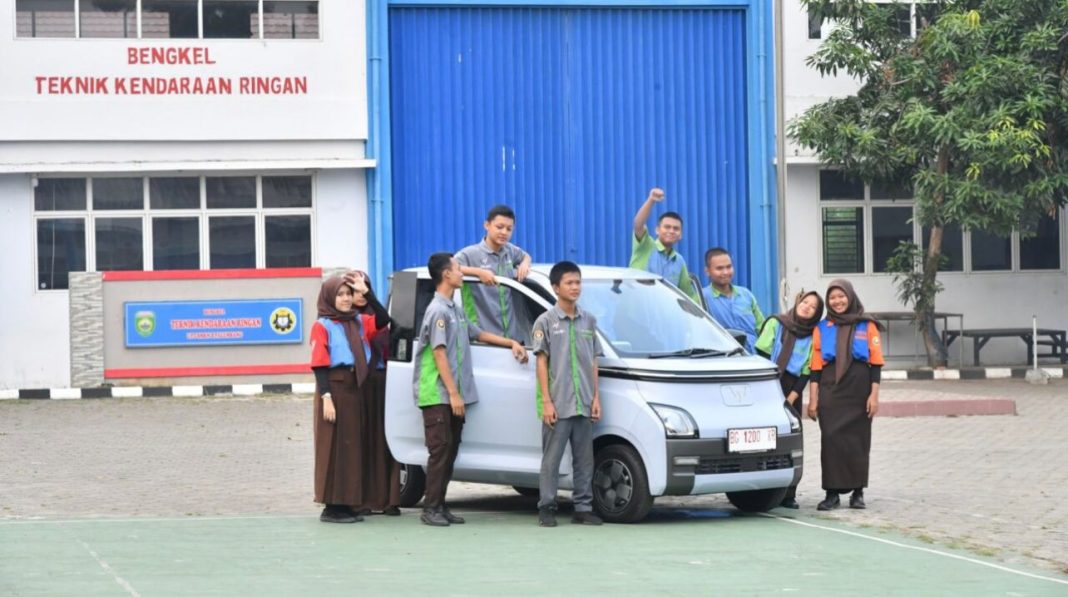 Mobil listrik dari Presiden Jokowi telah tiba di SMK Negeri 2 Palembang.