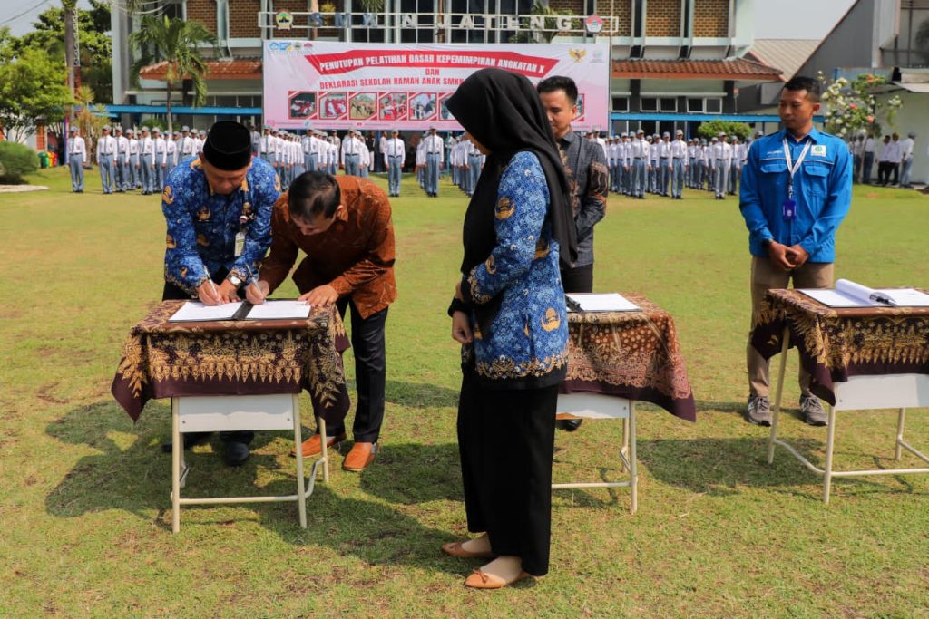 Sebanyak 10 perusahaan besar melakukan MoU dengan SMKN Jawa Tengah Kampus Semarang. Penandatanganan kesepakatan MoU itu dilakukan di lapangan sekolah, Jumat (10/11/2023). (Dok/Kominfo Jawa Tengah)