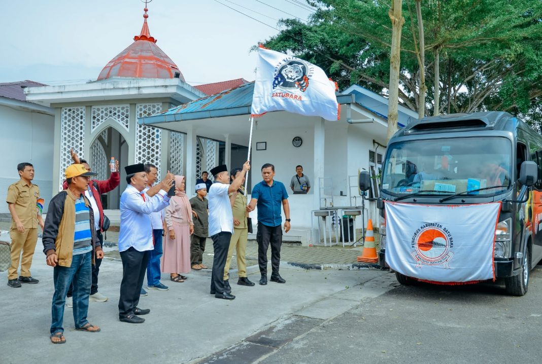 Para atlet wushu diberangkatkan Bupati Batubara Ir H Zahir MAP di Aula Rumah Dinas Bupati, Komplek Perumahan Inalum Tanjung Gading, Kecamatan Sei Suka, Selasa (31/10/2023). (Dok/Kominfo Batubara)