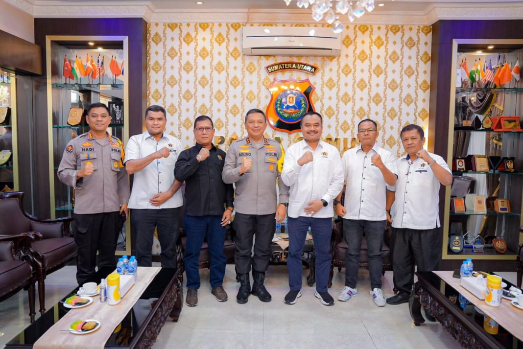 Pengurus PWI Sumut foto bersama dengan Kapolda Sumut.