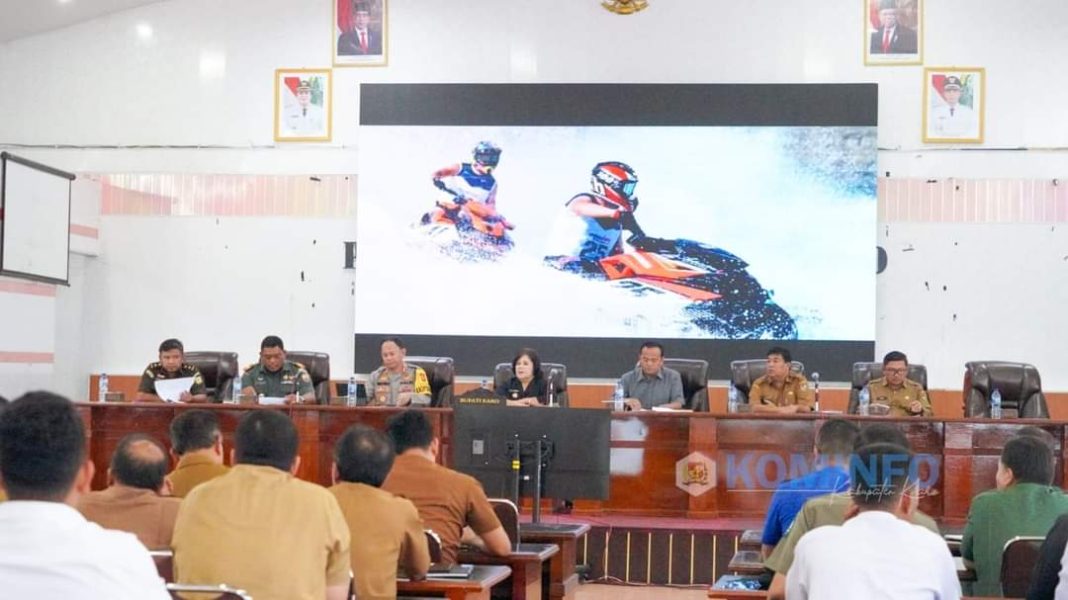 Bupati Karo Cory Sriwati Sebayang bersama Forkopimda memimpin rapat persiapan pelaksanaan Event Aquabike World Championship dan Side Event di Kabupaten Karo di Aula Kantor Bupati Karo, Senin (13/11/2023). (Dok/Kominfo Karo)