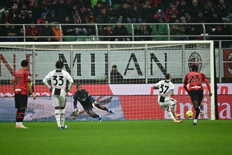 Gelandang Udinese Roberto Pereyra mencetak gol via penalti saat melawan AC Milan pada pertandingan Serie A Liga Italia antara AC Milan vs Udinese di Stadion San Siro di Milan, pada 5 November 2023, dini hari WIB.