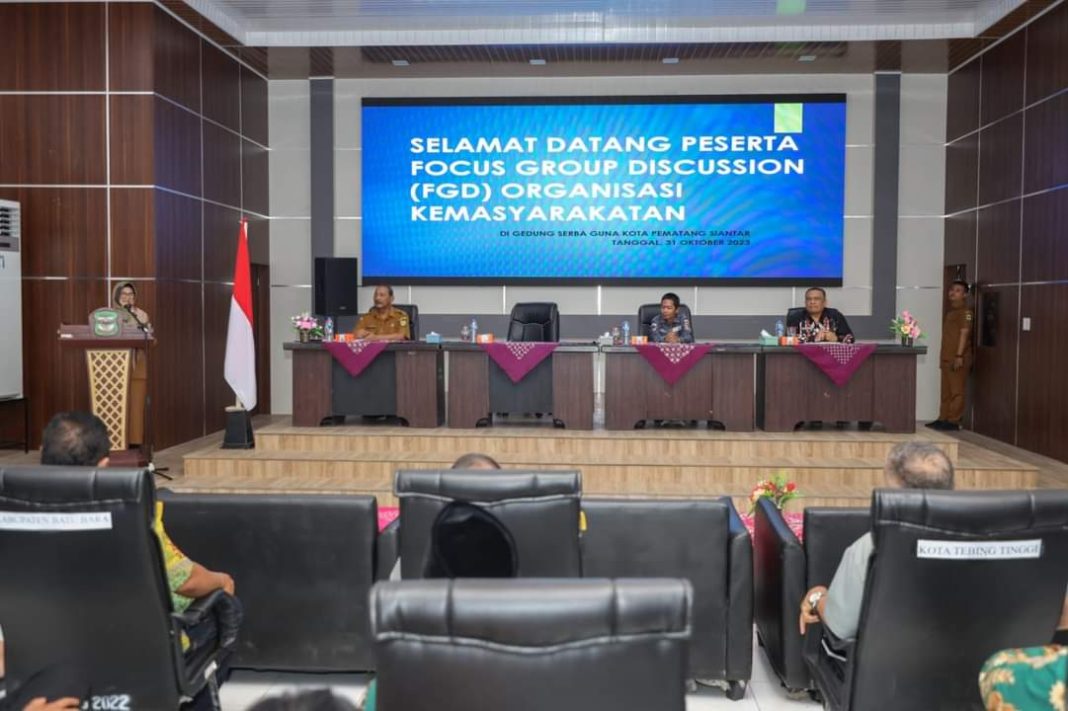 Wali Kota Pematangsiantar Susanti Dewayani, saat membuka FGD bagi Ormas dan turut dihadiri Komisioner Bawaslu di Ruang Serbaguna Kota Pematangsiantar, Selasa (31/10/2023). (Dok/Kominfo Pematangsiantar)