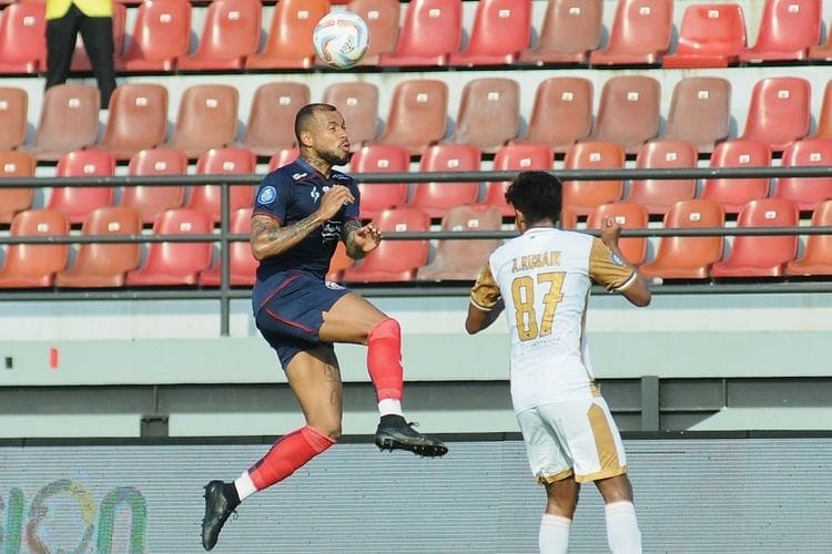 Pemain Arema FC Gustavo Almeida sedang menyundul bola saat pertandingan pekan ke-18 Liga 1 2023-2024 melawan Dewa United yang berakhir dengan skor 2-1 di Stadion Kapten I Wayan Dipta Gianyar, Bali, Kamis (2/10/2023).