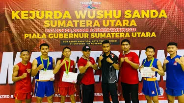 Para atlet wushu Kabupaten Langkat berfoto bersama usai meraih medali pada Kejurda Wushu Sanda Sumut di Tebingtinggi, beberapa waktu lalu. (Dok/Pengkab Wushu Langkat)