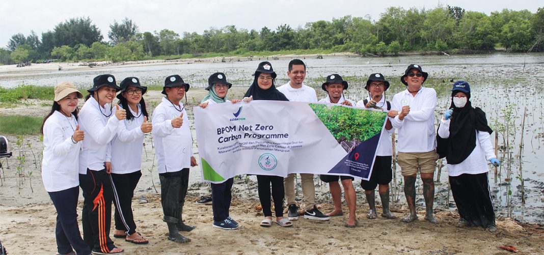 BBPOM di Medan lakukan penanaman 1.000 bibit mangrove di Kawasan Wisata Mangrove Kampung Nipah Desa Sei Naga Lawan Kecamatan Perbaungan Kabupaten Serdang Bedagai, Selasa (31/10/2023). Hadir Kepala BBPOM Medan diwakili Kepala Tata Usaha Kodon Tarigan SSi Apt dan sejumlah staf serta instansi terkait Pemkab Sergai. (Dok/BBPOM)