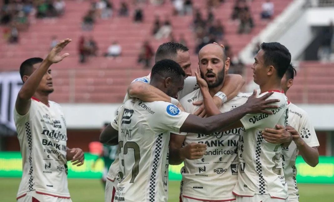 Pesepak bola Bali United Mohammed Rashid (kedua kanan) melakukan selebrasi bersama rekannya usai mencetak gol ke gawang PSS Sleman pada pertandingan Liga 1 di Stadion Maguwoharjo, Sleman, DI Yogyakarta, Jumat (3/11/2023).