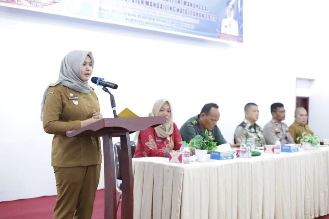 Wakil Bupati Madina Atika Azmi Utammi Nasution saat menyampaikan sambutan pada Bulan Bhakti TNI Manunggal KB Kesehatan Tahun 2023 di Aula Ladangsari, Kecamatan Panyabungan, Selasa, (7/11/2023). (Dok/Kominfo Madina)