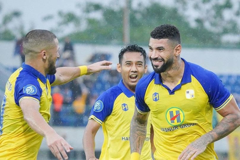 Skuat Barito Putera merayakan gol Renan Alves ke gawang Persebaya Surabaya, Kamis (9/11/2023). (Dok/Barito Putera)